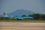 Máy bay của hãng hàng không Vietnam Airlines trên đường băng ở một sân bay. (Nguồn: Vietnam+)