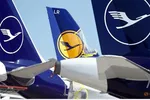 Máy bay của hãng hàng không Lufthansa Đức đang đậu tại sân bay Frankfurt khi đại dịch lan rộng Ảnh Reuters