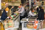 Người dân mua hàng tại siêu thị ở Jena, Đức ngày 6/4/2020 trong bối cảnh dịch COVID-19 bùng phát. (Ảnh: THX/TTXVN)
