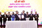 Ông Đỗ Quang Hiển, Chủ tịch HĐQT kiêm Tổng Giám đốc Tập đoàn T&T Group và ông Nguyễn Văn Dương, Chủ tịch UBND tỉnh Đồng Tháp tiến hành ký kết thỏa thuận hợp tác chiến lược toàn diện