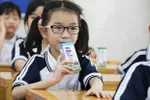 Các em học sinh tại Hà Nội thụ hưởng chương trình Sữa học đường ngay khi đi học lại sau thời gian giãn cách do dịch COVID-19.