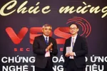 Đại diện Công ty Chứng khoán VPS nhận giải thưởng.