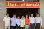 Đại diện lãnh đạo huyện Ba Tri, xã Phú Lễ và báo ĐTTC trao căn nhà tình thương cho hộ Trần Văn Thêm.