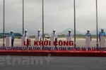 Phó Thủ tướng Chính phủ Trương Hòa Bình nhấn nút khởi công dự án cải tạo nâng cấp đường cất hạ cánh, đường lăn sân bay Nội Bài và Tân Sơn Nhất. (Ảnh: Việt Hùng/Vietnam+)