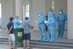 Nhân viên y tế thực hiện quy trình tiếp đón các trường hợp F1 được cách ly tại Khu ký túc xá phía Tây thành phố Đà Nẵng. (Ảnh: Văn Dũng/TTXVN)