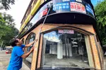 Do tác động bởi đại dịch COVID-19, nhiều cơ sở kinh doanh quá khó khăn, không có doanh thu và tiền thuế nên đã phải trả lại mặt bằng để tạm đóng cửa - Ảnh: N.HIỂN