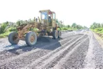Thi công đường huyện 173 đoạn từ Nghĩa trang liệt sĩ huyện Châu Thành đến Tượng đài Tiểu đoàn 516, đi qua địa bàn các huyện Châu Thành-Giồng Trôm-Ba Tri với tổng mức đầu tư gần 900 tỷ đồng từ vốn trái phiếu Chính phủ giai đoạn 2017-2020. (Ảnh Công Trí/TTX