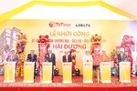 Ông Đỗ Quang Hiển, Chủ tịch HĐQT kiêm TGĐ Tập đoàn T&T Group (đứng giữa) và các vị đại biểu bấm nút khởi công xây dựng dự án. 