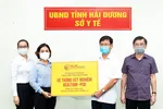 Đại diện Tập đoàn T&T Group (bên trái) trao tặng hệ thống máy xét nghiệm Realtime – PCR cho đại diện Sở Y tế Hải Dương (bên phải)