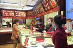 Giao dịch vàng miếng tại Hà Nội. Ảnh: VIẾT CHUNG