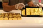 Vàng miếng được bán tại Sàn giao dịch vàng ở Dubai, UAE. (Ảnh: AFP/TTXVN)