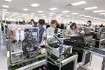 Công nhân Công ty trách nhiệm hữu hạn Samsung Electronics Việt Nam đóng trên địa bàn Khu Công nghiệp Yên Bình, Phường Đồng Tiến, Thị xã Phổ Yên, Tỉnh Thái Nguyên sản xuất điện thoại thông minh. (Ảnh: Anh Tuấn/TTXVN)