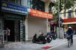 Nhiều cửa hàng trên phố Hàng Bè đã đóng cửa, trả lại mặt bằng. (Ảnh: Ngọc Hà/TTXVN)