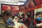 Giao dịch vàng tại Bảo Tín Minh Châu. (Ảnh: Vietnam+)