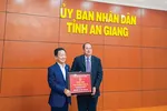 Ông Nguyễn Thanh Bình, Chủ tịch UBND tỉnh An Giang, trao quyết định chủ trương đầu tư cho ông Đỗ Quang Hiển, Chủ tịch HĐQT kiêm Tổng giám đốc T&T Group.