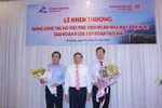 Lãnh đạo Tập đoàn Sao Mai tặng hoa tri ân cho lãnh đạo tỉnh An Giang, vì sự quan tâm đặc biệt của cấp chính quyền đã tạo nên thành công cho dự án. Ảnh: Tuna