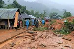 Bộ đội giúp dân di dời cả khu dân cư sạt lở núi đi nơi khác