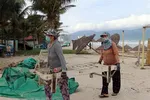 Người dân Đà Nẵng vận chuyển vật dụng kinh doanh trên các bãi biển đưa lên bờ để tránh thiệt hại khi bão số 9 đổ bộ. (Ảnh: Trần Lê Lâm/TTXVN)