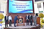 Ông Phạm Doãn Sơn, Phó Chủ tịch HĐQT kiêm Tổng Giám đốc LienVietPostBank, đánh cồng ngày đầu giao dịch trên HOSE.