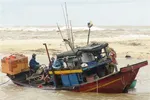 Bão số 13 làm trôi dạt tàu cá của ngư dân. (Ảnh: Đức Thọ/TTXVN)
