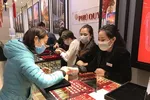 Khách hàng giao dịch vàng miếng. (Ảnh: Đức Duy/Vietnam+)