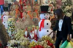 Nhiều mặt hàng trang trí Noel nhưng so với mọi năm thì cái gì cũng ế, khó khăn sau đợt Covid-19.