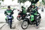 Tài xế Gojek chờ đón khách tại TP.HCM - Ảnh: C.TRUNG