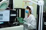 Công nhân sản xuất linh kiện điện tử. Ảnh minh họa. (Ảnh: Phạm Kiên/TTXVN)