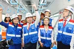 Chủ tịch UBND TPHCM Nguyễn Thành Phong cùng các đồng chí lãnh đạo TPHCM trải nghiệm toa tàu đầu tiên của tuyến Metro số 1. Ảnh: VIỆT DŨNG