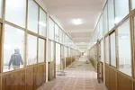 Dãy nhà 3 tầng Trung tâm thực hành thực nghiệm - Trường Đại học Sao Đỏ (thành phố Chí Linh) có một số hạng mục xuống cấp đang được cải tạo, sửa chữa để đáp ứng tiêu chuẩn của một cơ sở điều trị bệnh nhân COVID-19. (Ảnh: TTXVN phát)
