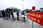 Những người muốn vào địa bàn tỉnh Hưng Yên phải khai báo y tế tại chốt kiểm soát dịch COVID-19 (huyện Yên Mỹ, Hưng Yên). (Ảnh: Phạm Kiên/TTXVN)