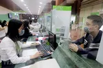 Khách hàng giao dịch tại Hội sở Vietcombank. (Ảnh: Trần Việt/TTXVN)