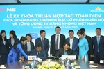 Ông Lê Hồng Hà, Tổng Giám đốc Vietnam Airlines (phải) và Ông Lưu Trung Thái, Phó Chủ tịch HĐQT, Tổng Giám đốc Ngân hàng TMCP Quân Đội (trái) kí kết thỏa thuận hợp tác toàn diện trước sự chứng kiến của Lãnh đạo hai bên. 