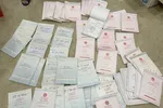 Lực lượng chức năng thu giữ nhiều hóa đơn chứng từ, con dấu của các công ty “ma”. (Ảnh minh họa: KT)