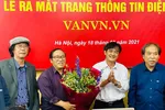 Nhà thơ Nguyễn Quang Thiều và nhà thơ Phan Hoàng tặng hoa cảm ơn nhà thơ Trần Đăng Khoa, nhà thơ Nguyễn Việt Chiến và Ban Biên tập website khóa IX.