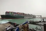 Tàu Ever Given bị mắc kẹt ở kênh đào Suez. (Ảnh: BBC)