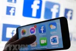 Biểu tượng Facebook trên màn hình điện thoại di động. (Nguồn: AFP/TTXVN)