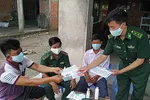 Lực lượng biên phòng tỉnh Long An tăng cường công tác tuyên truyền, nâng cao ý thức chống dịch COVID-19 đối với người dân khu vực biên giới - Ảnh: AN LONG