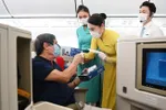 Các vị khách may mắn nhận được phần quà bất ngờ từ Vietnam Airlines.