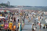 Du khách kéo về Vũng Tàu tắm biển đông nghịt chiều 30.4