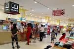 Người dân đến mua sắm tại siêu thị Aeon Mall. (Ảnh: Hải Âu/TTXVN)