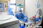 Bác sĩ tại Bệnh viện Trung ương Huế tiến hành xét nghiệm COVID-19 - Ảnh: THƯỢNG HIỂN