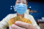 Giá vàng thế giới đang có xu hướng tăng nhanh hơn so với giá vàng trong nước. Ảnh: Chí Hùng.