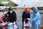 Lực lượng chức năng tỉnh Bắc Ninh kiểm tra thân nhiệt và yêu cầu khai báo y tế tại điểm chốt cấp tỉnh tại huyện Thuận Thành.