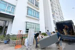 Một hộ dân chuyển đồ khi thuê nhà ở một chung cư tại huyện Nhà Bè (TP.HCM) - Ảnh: TỰ TRUNG