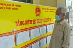 Cử tri kiểm tra các thông tin cần thiết trước ngày bầu cử. Ảnh TUẤN QUANG
