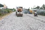 Thi công dự án cải tạo nâng cấp Quốc lộ 57. (Ảnh Công Trí/TTXVN)