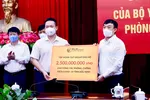 Đại diện Tập đoàn T&T Group trao ủng hộ tỉnh Bắc Ninh 500 tấn gạo và 2,5 tỷ đồng