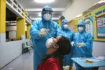 Lấy mẫu xét nghiệm COVID-19 cho người cư ngụ tại quận Gò Vấp, TP.HCM làm việc ở bên ngoài địa bàn quận - Ảnh: NHẬT THỊNH