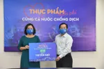 Bà Nguyễn Hương TGĐ Đại Phúc Land đại diện Van Phuc Group trao tặng 100 tấn gạo tại chương trình - Ảnh: Tấn Thạnh